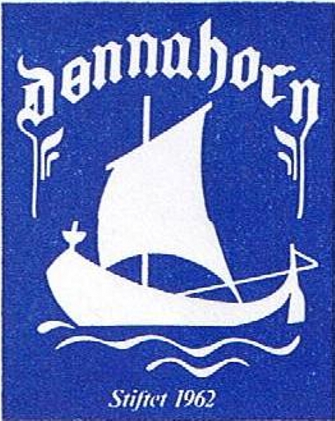 Dønna er omkranset av hav, og Dønnahorn har Nordlandsbåten i sin logo...